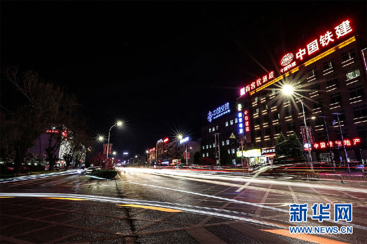 「中央企業大通り」と呼ばれる容城県奥威路の夜景（撮影・王永康）。