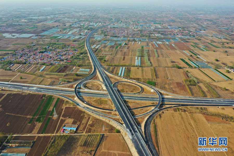 4月7日、北京大興国際空港と徳州を結ぶ京徳高速道路（第一期工事）立体交差の建設現場（ドローンによる撮影・牟宇）。