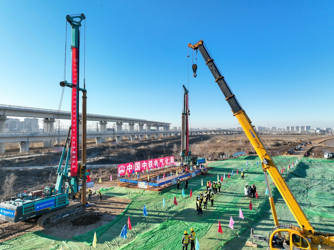 雄忻高速鉄道の新蓋房特大橋建設現場で、作業を進める中鉄電気化局の作業員（2月25日、ドローンによる撮影・牟宇）。