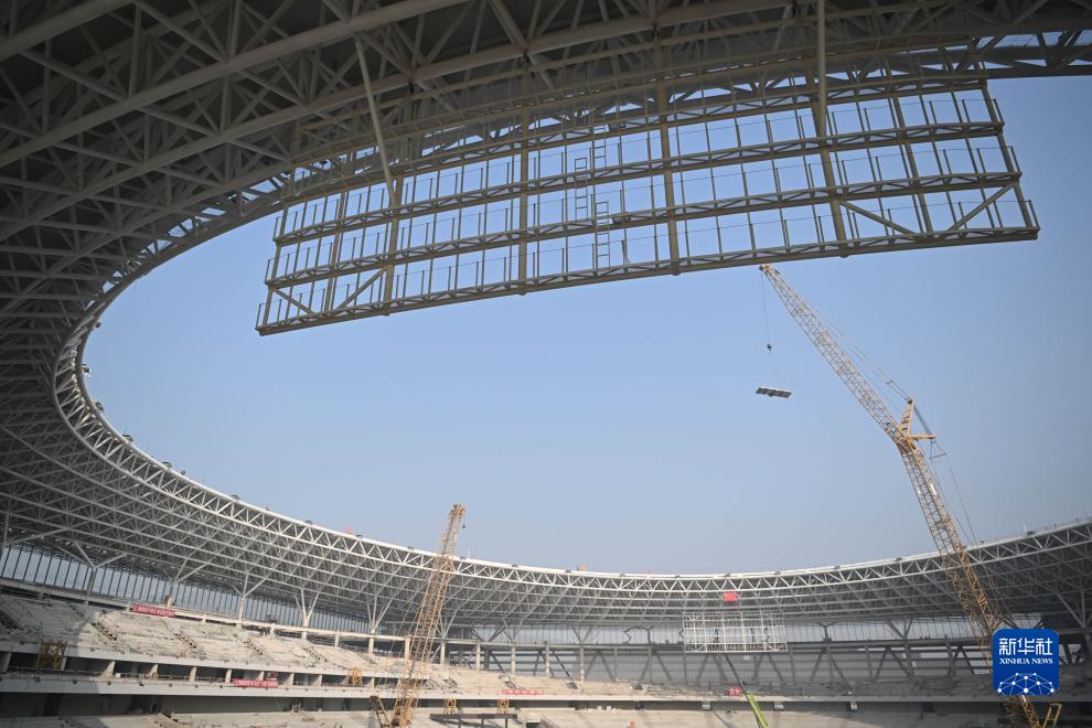 建設中の雄安スポーツセンタースタジアムの内部の様子（10月24日撮影・朱旭東）。